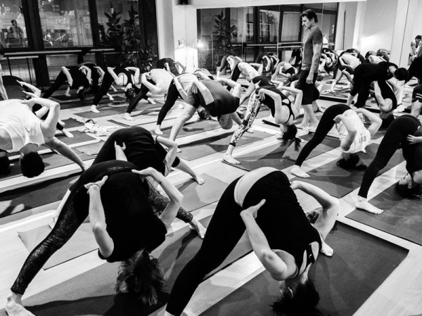 Fotografie di persone che praticano Ashtanga Yoga